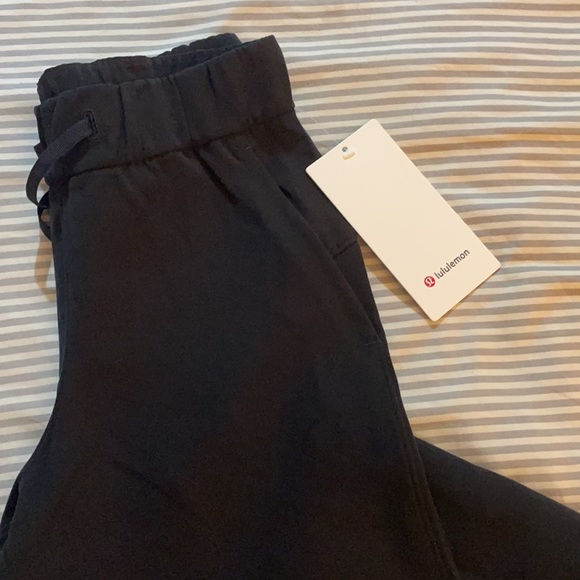 Women’s Lululemon on the fly crop woven - Picture 2 of 5